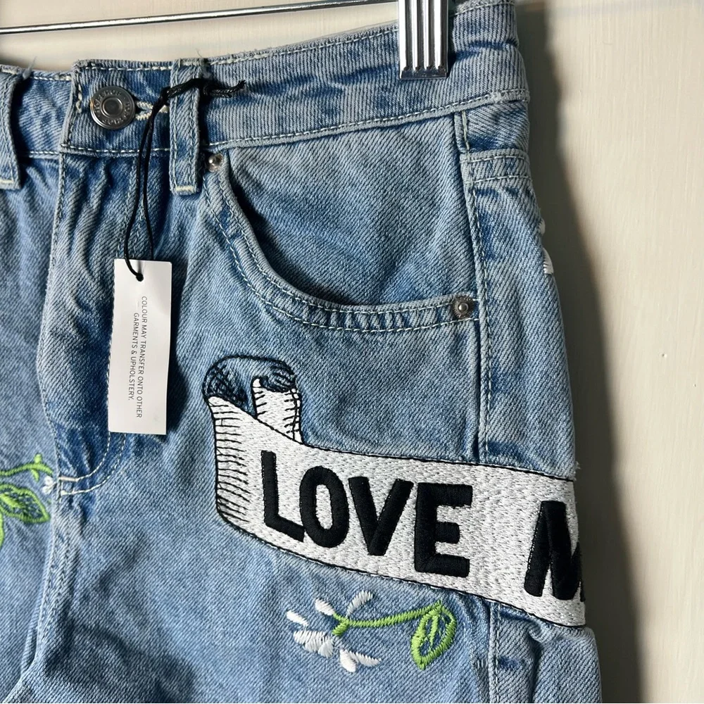 Top Shop - Women’s‎ Moto Mom Love Me Not Embroidered Cutoff Shorts NWT - Sz. 0